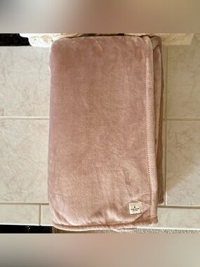 NWOT Kate Spade New York King size velvet soft fleece blanket features in blush